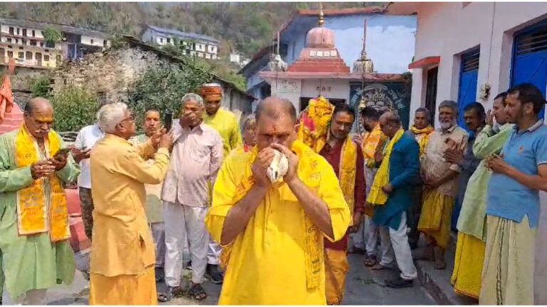 Gadu Ghada Oil Kalash Yatra leaves for Badrinath dham