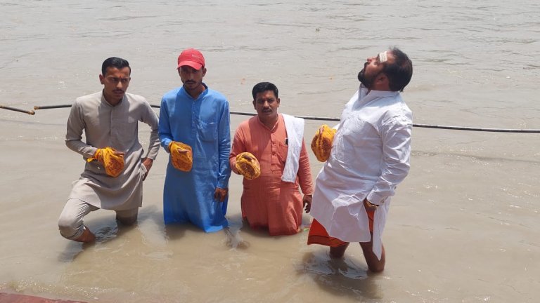 Priests Prayed to Maa Ganga