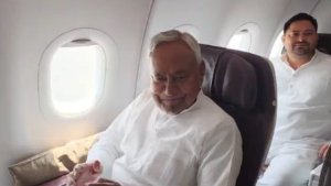 Nitish Kumar और Tejashwi Yadav एक ही फ्लाइट से आए दिल्ली