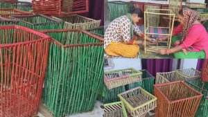 Chamoli News: Lantana Wood Products से महिलाएं बन रहीं लखपति