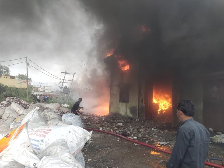 Fire Breaks Out In Plastic Warehouse | Shresth Uttarakhand