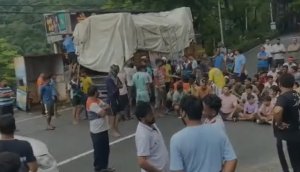 Kanwariyas Blocked The Mussoorie-Dehradun Road