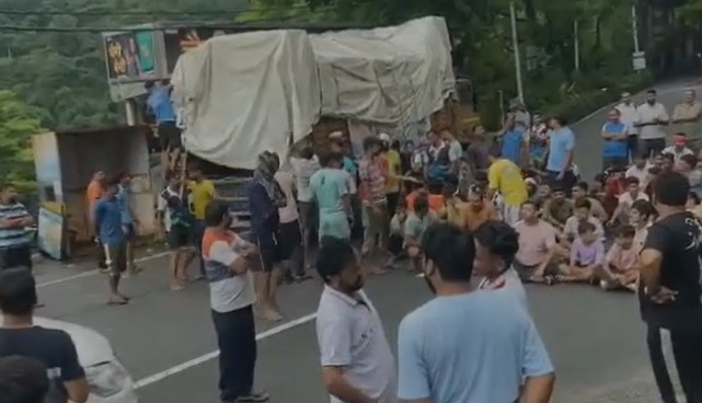 Kanwariyas Blocked The Mussoorie-Dehradun Road