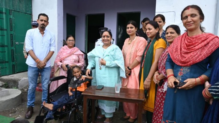Ritu Khanduri ने दिव्यांगों को बांटे व्हीलचेयर