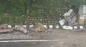 heavy rain in mussoorie | boulder fell on mall road | rain in uttarakhand |