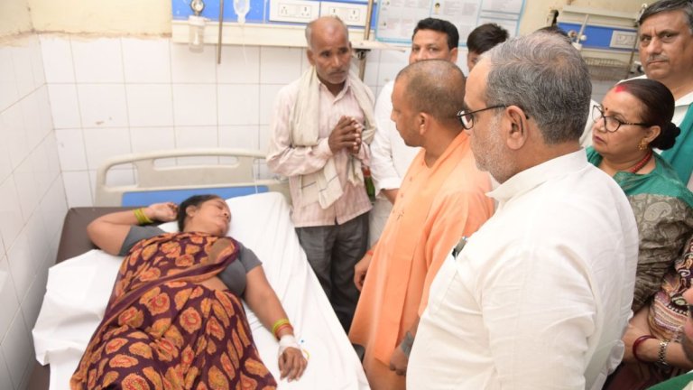 hathras stampede incident: घायलों से मिले सीएम योगी