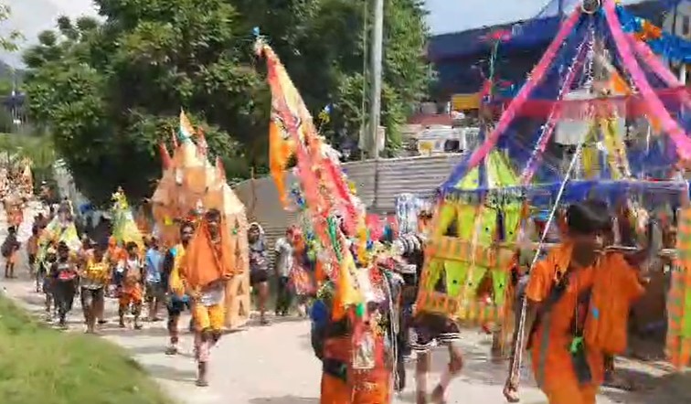 flower shower on kanwariyas | uttarakhand flower shower on kanwariyas | kanwar yatra 2024 |