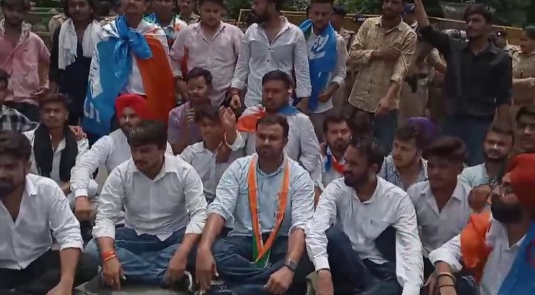 nsui workers protest in dehradun | nsui workers protest on education minister | cm dhami |