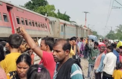 gonda train accident | train coaches derailed in gonda | cm yogi |