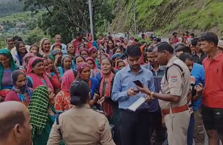 Women Protest Against Liquor Shop