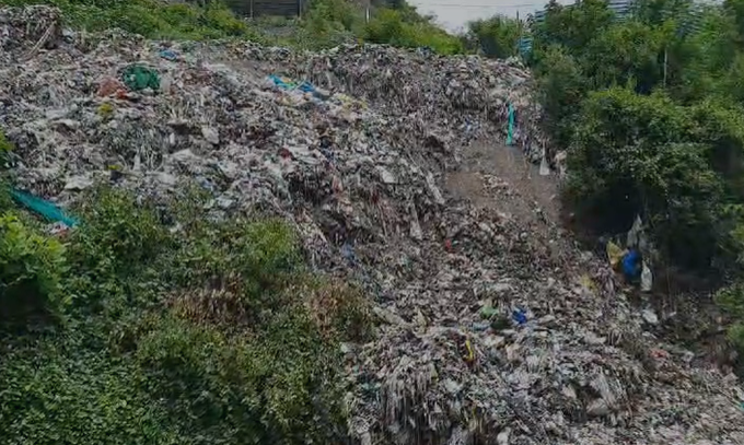 New Tehri Municipality, garbage is being dumped on the road