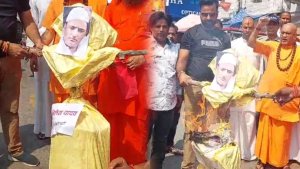 haridwar saints burnt effigy of akhilesh yadav